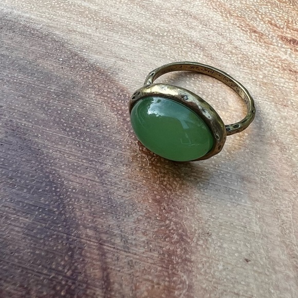 Hammered Gold Tone and Green Stone Jade Style Ring Size 7 - Picture 3 of 6